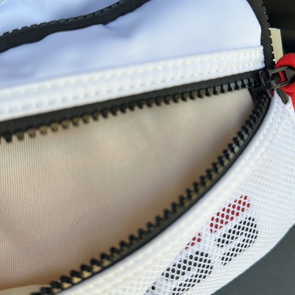 New GUESS Crossbody/Messenger Bag - Picture 5 of 8